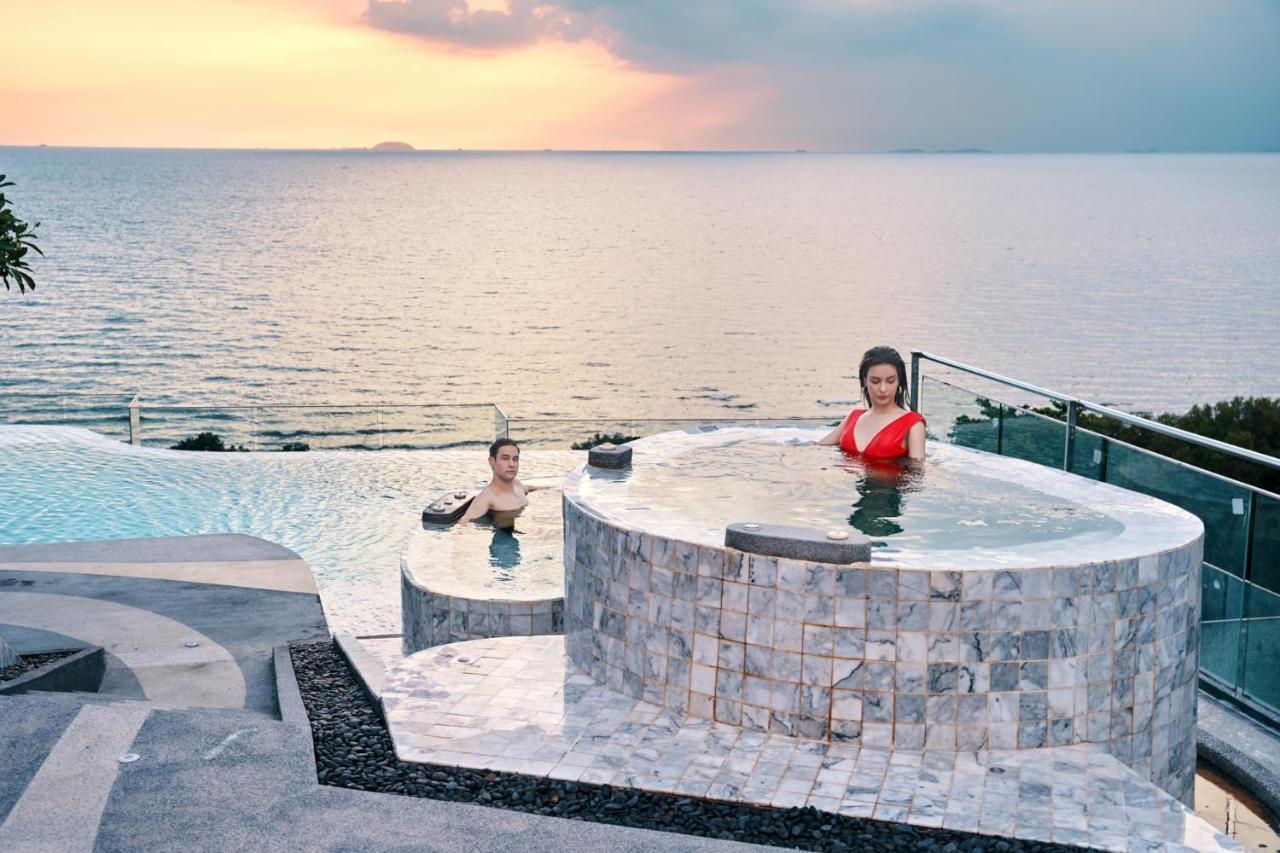Bayphere Hotel Pattaya Jc Na Chom Thian Bagian luar foto A hot tub at a resort