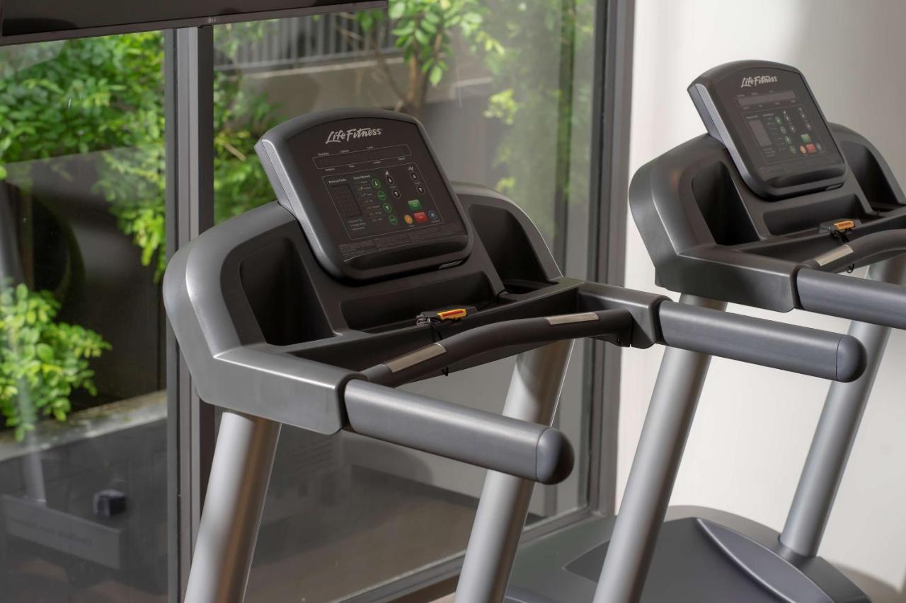Bayphere Hotel Pattaya Jc Na Chom Thian Bagian luar foto Life Fitness 95C treadmill