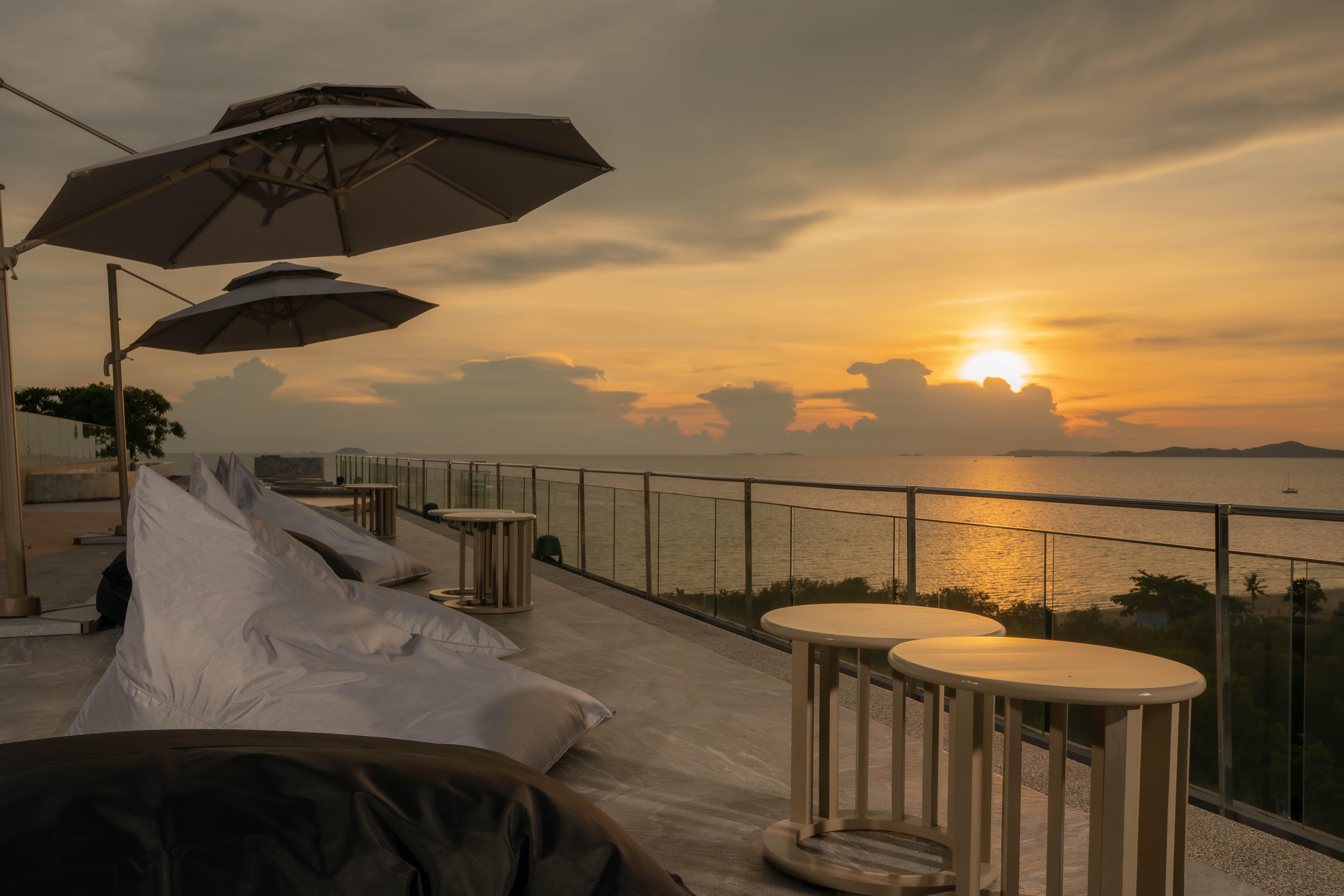 Bayphere Hotel Pattaya Jc Na Chom Thian Bagian luar foto Sunset at the rooftop bar
