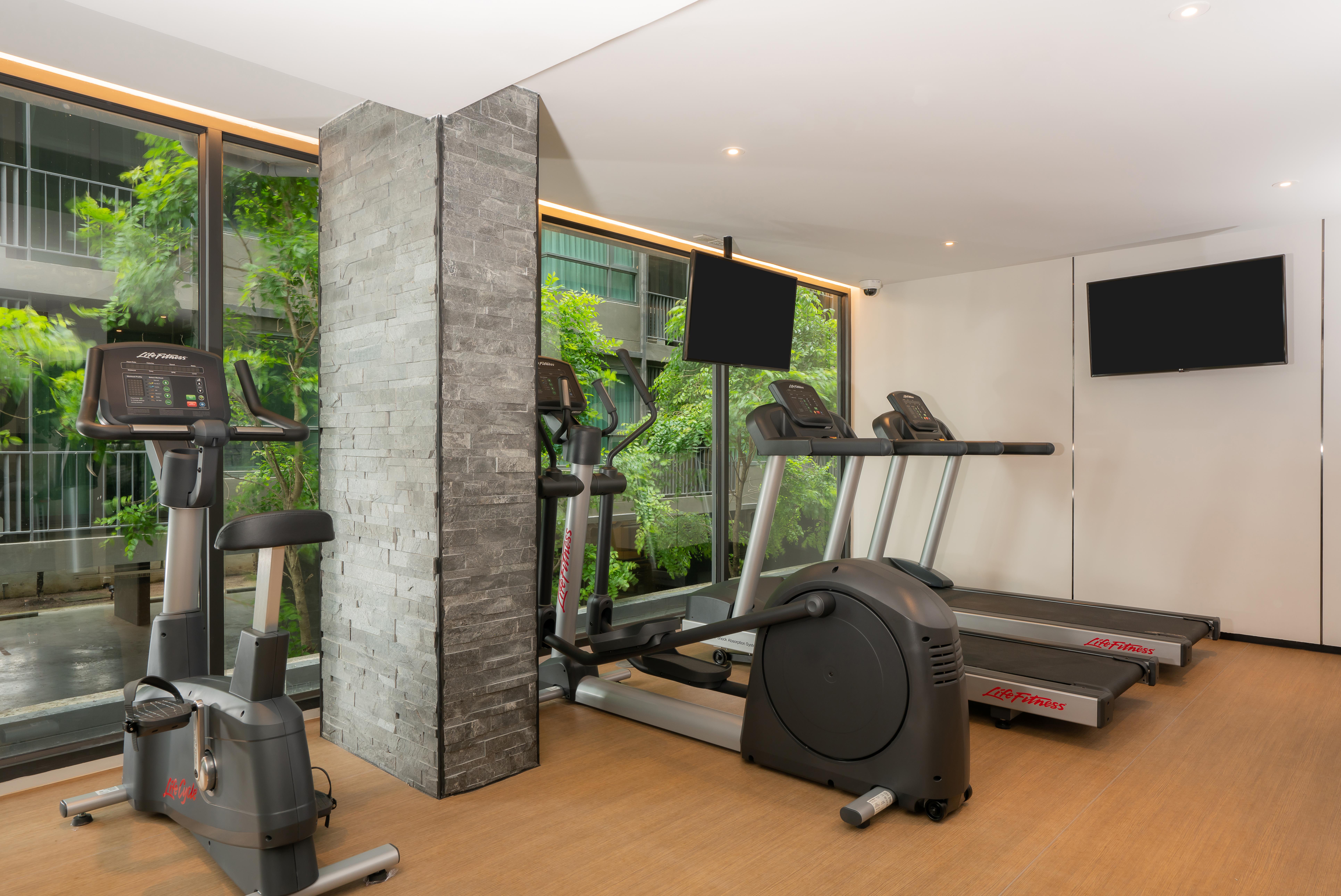 Bayphere Hotel Pattaya Jc Na Chom Thian Bagian luar foto The gym at the hotel