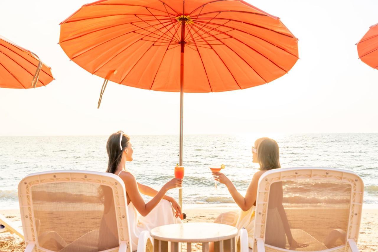 Bayphere Hotel Pattaya Jc Na Chom Thian Bagian luar foto A beach umbrella