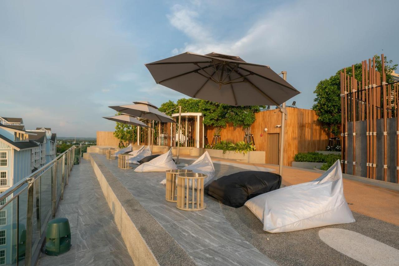 Bayphere Hotel Pattaya Jc Na Chom Thian Bagian luar foto Rooftop bar