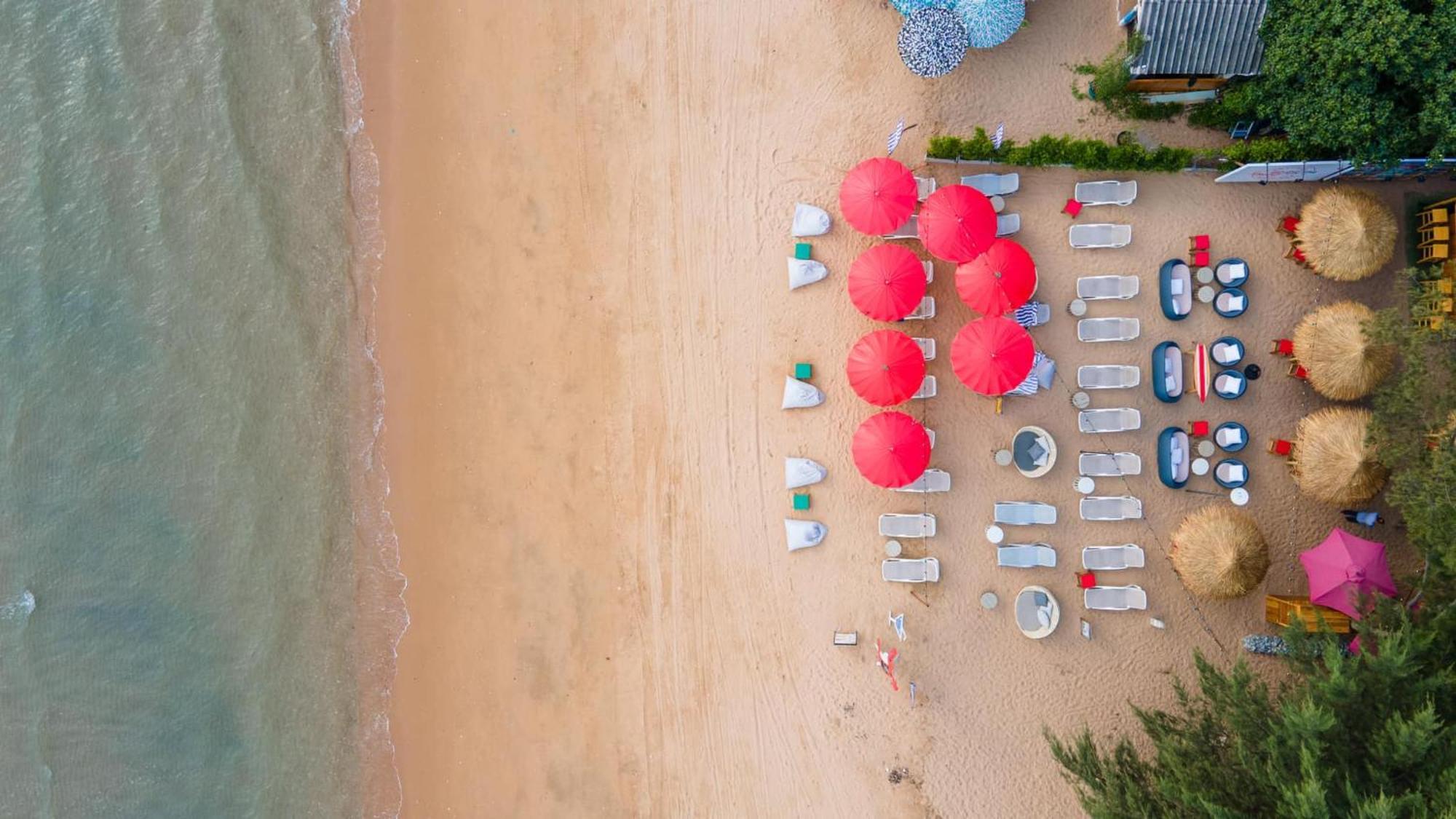 Bayphere Hotel Pattaya Jc Na Chom Thian Bagian luar foto Aerial view of the beach